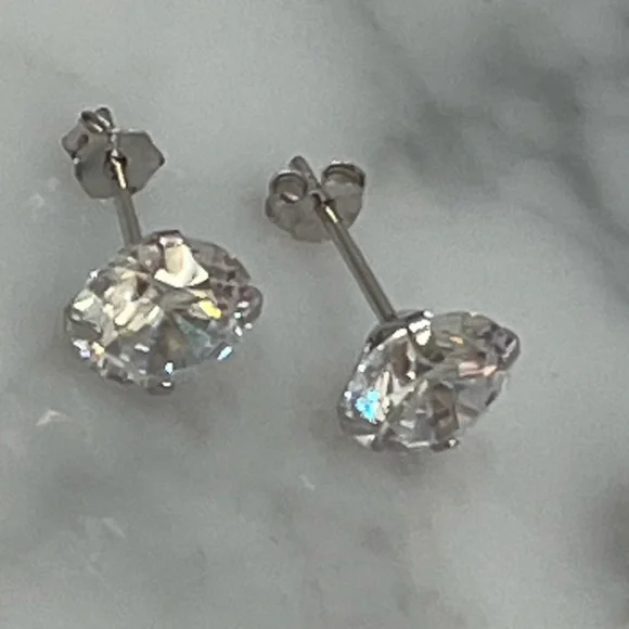 ITALO Jewelry CZ solitaire stud earrings set in 925 silver. - Picture 5 of 5